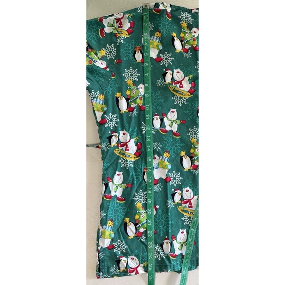 Women's Green Christmas Scrub Top Polar Bear Penguin Snowflake Tie Back Sz Med - Picture 8 of 8